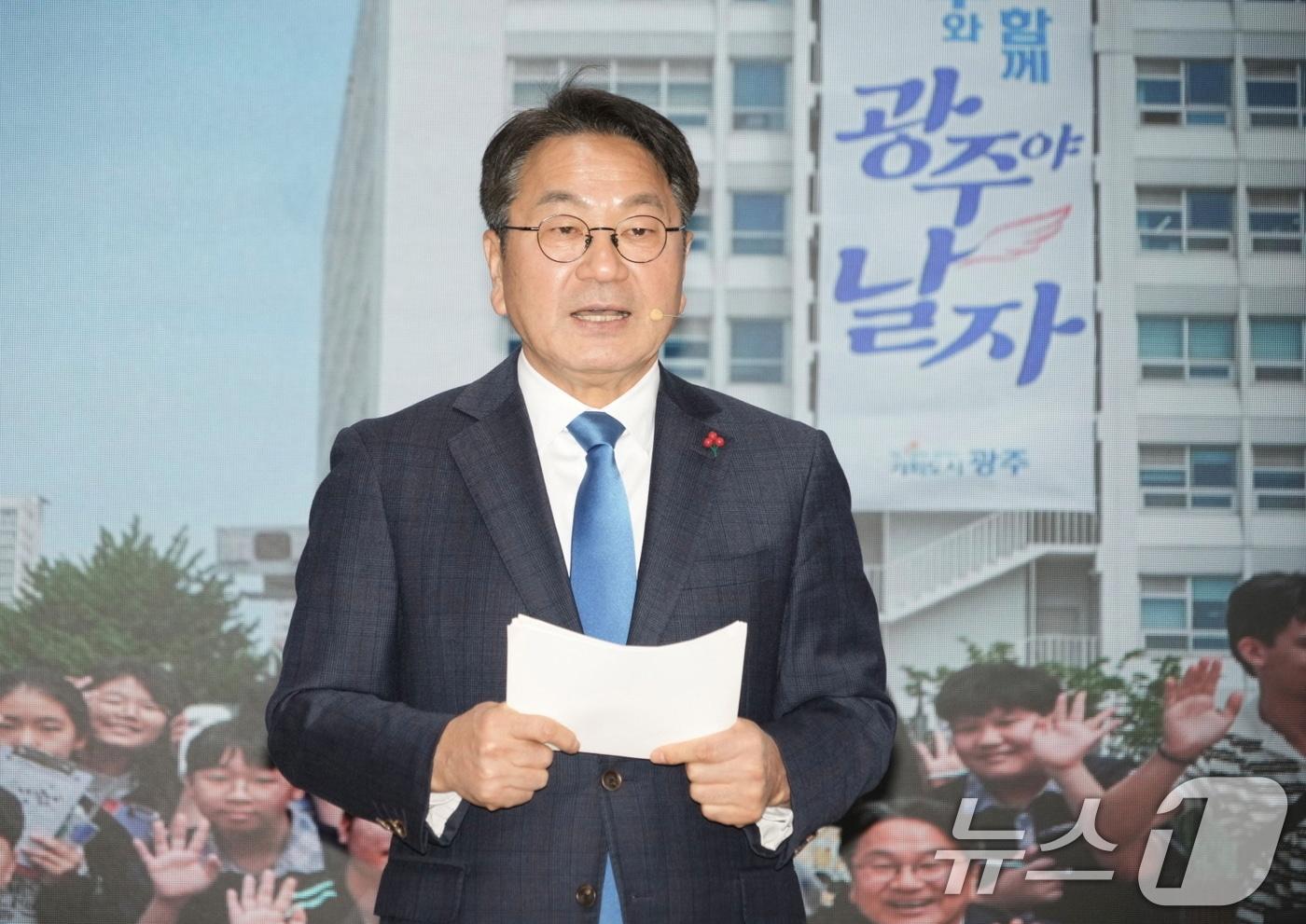 강기정 광주시장이 23일 시청 중회의실에서 송신년 기자회견을 열고, 민주주의를 지키고 해묵은 난제를 해결해 온 광주가 2026년을 '부강한 광주' 원년으로 나아갈 것임을 선포하고 있다. (광주광역시 제공. 재판매 및 DB금지) 2025.12.23/뉴스1