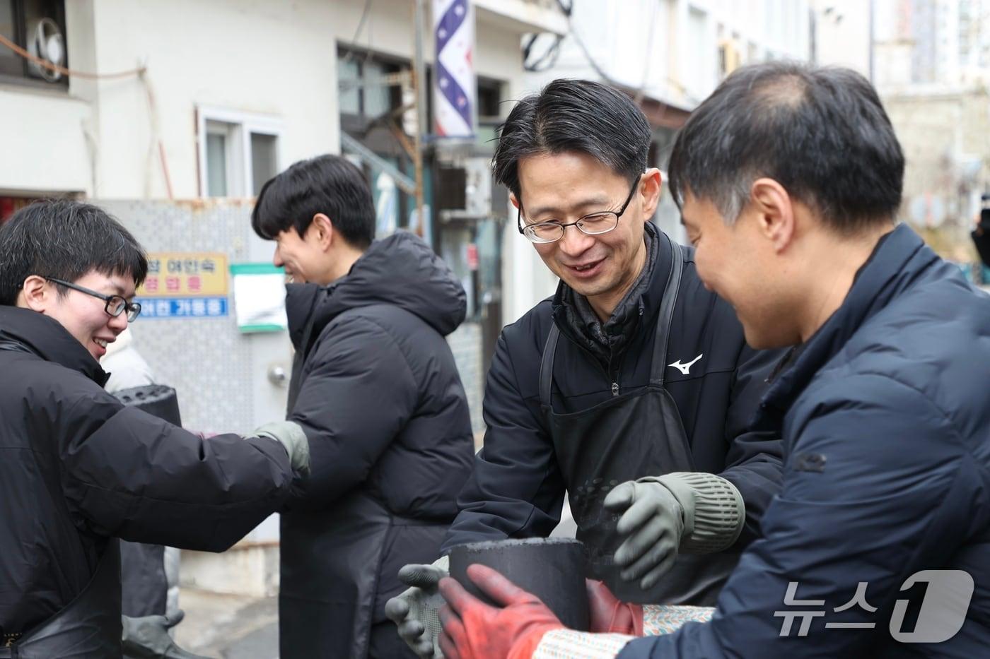 백승보 조달청장(왼쪽 세번째)이 조달청 봉사 동호회 ‘아름다운 사람들’ 회원 등과 함께 연탄을 배달하고 있다. (조달청 제공.재판매 및 DB금지)/뉴스1