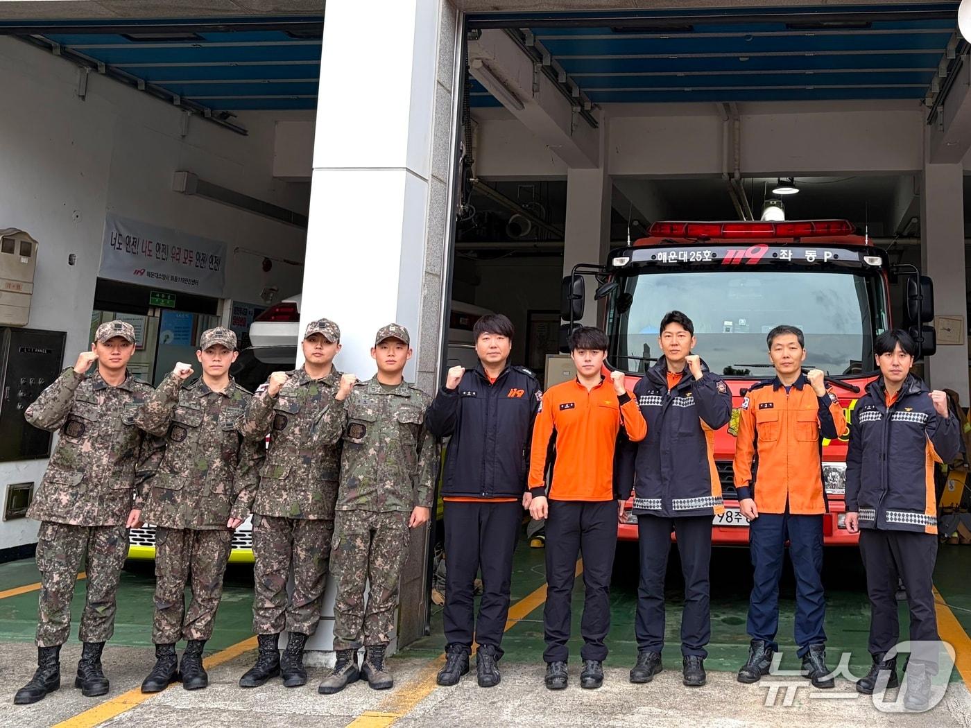 본문 이미지 - 쓰러진 행인을 구한 53사단 장병들이 구급대원과 사진을 찍고 있다.(53사단 제공. 재판매 및 DB 금지)