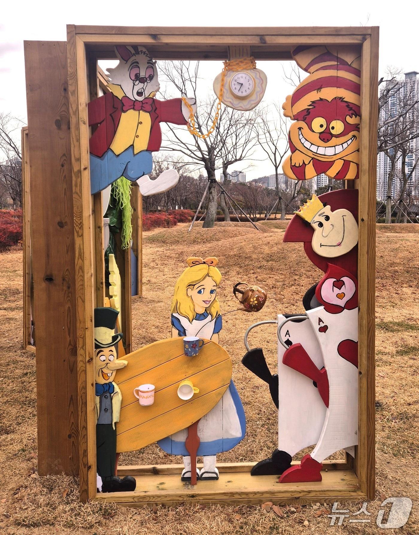 본문 이미지 - 부산시민공원에서 내년 3월 2일까지 진행되는 '공원 속 동화나라' 전시. (부산시설공단 제공. 재판매 및 DB 금지)