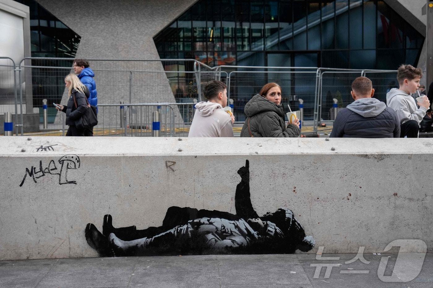 영국 런던 센터포인트 빌딩 바깥쪽 벽면에 그려진 그림. 사람들은 이 그림이 뱅크시 작품일 수 있다고 보고 있지만 확인되지는 않았다. 2025.12.22.ⓒ AFP=뉴스1