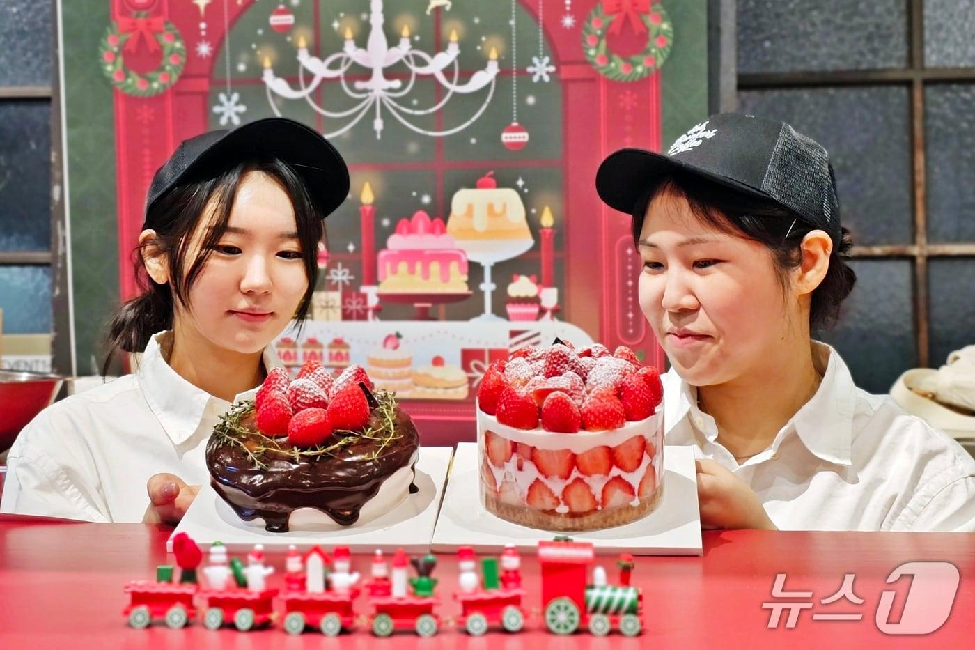 신세계백화점 센텀시티 관계자들이 크리스마스 한정판 케이크를 소개하고 있다.(신세계센텀시티 제공. 재판매 및 DB 금지)
