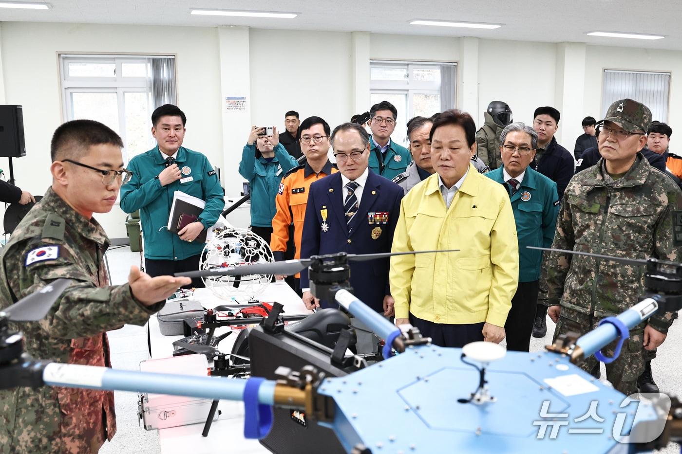 23일 김해 과학화 예비군훈련장에서 열린 '2025년 4분기 경상남도 통합방위협의회'에서 협의회 참석자들이 드론을 살펴보고 있다.(경남도 제공. 재판매 및 DB금지)