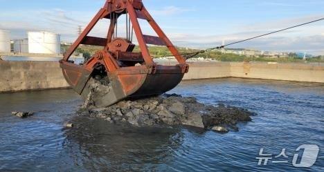 본문 이미지 - 울산 온산항 해양오염퇴적물 정화사업.(울산해수청 제공. 재판매 및 DB금지)/뉴스1