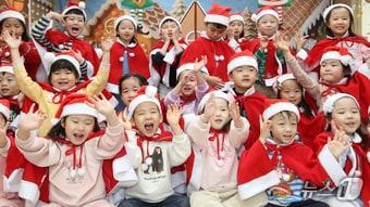 본문 이미지 - 크리스마스를 이틀 앞둔 23일 오후 부산 부산진구청 직장어린이집에서 산타 복장을 한 어린이들이 크리스마스 분위기를 즐기고 있다. 2025.12.23/뉴스1 ⓒ News1 윤일지 기자