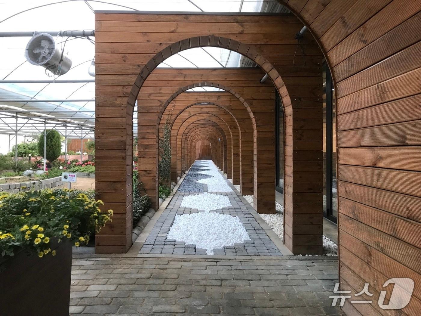 본문 이미지 - 밀양시가 농업기술센터 치유농업시범포에 조성한 맨발 지압길.(밀양시 제공. 재판매 및 DB금지)