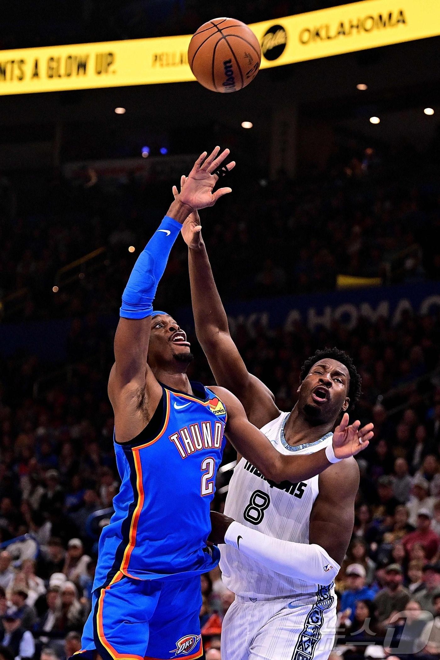 본문 이미지 - NBA 오클라호마시티 길저스-알렉산더(왼쪽)가 23일(한국시간) 멤피스와 경기에서 슛을 쏘고 있다. ⓒ AFP=뉴스1
