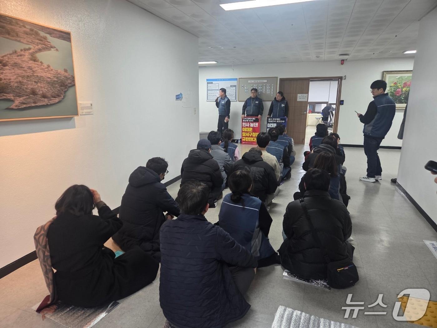 본문 이미지 - 23일 오전 대구 달서구 구청장 집무실이 있는 청사 5층 복도에서 전국공무원노조 대구본부 달서구지부 소속 조합원 150여 명이 국장급 승진 내정에 반발하는 집회를 열고 있다.(대구 달서구 제공. 재판매 및 DB금지)