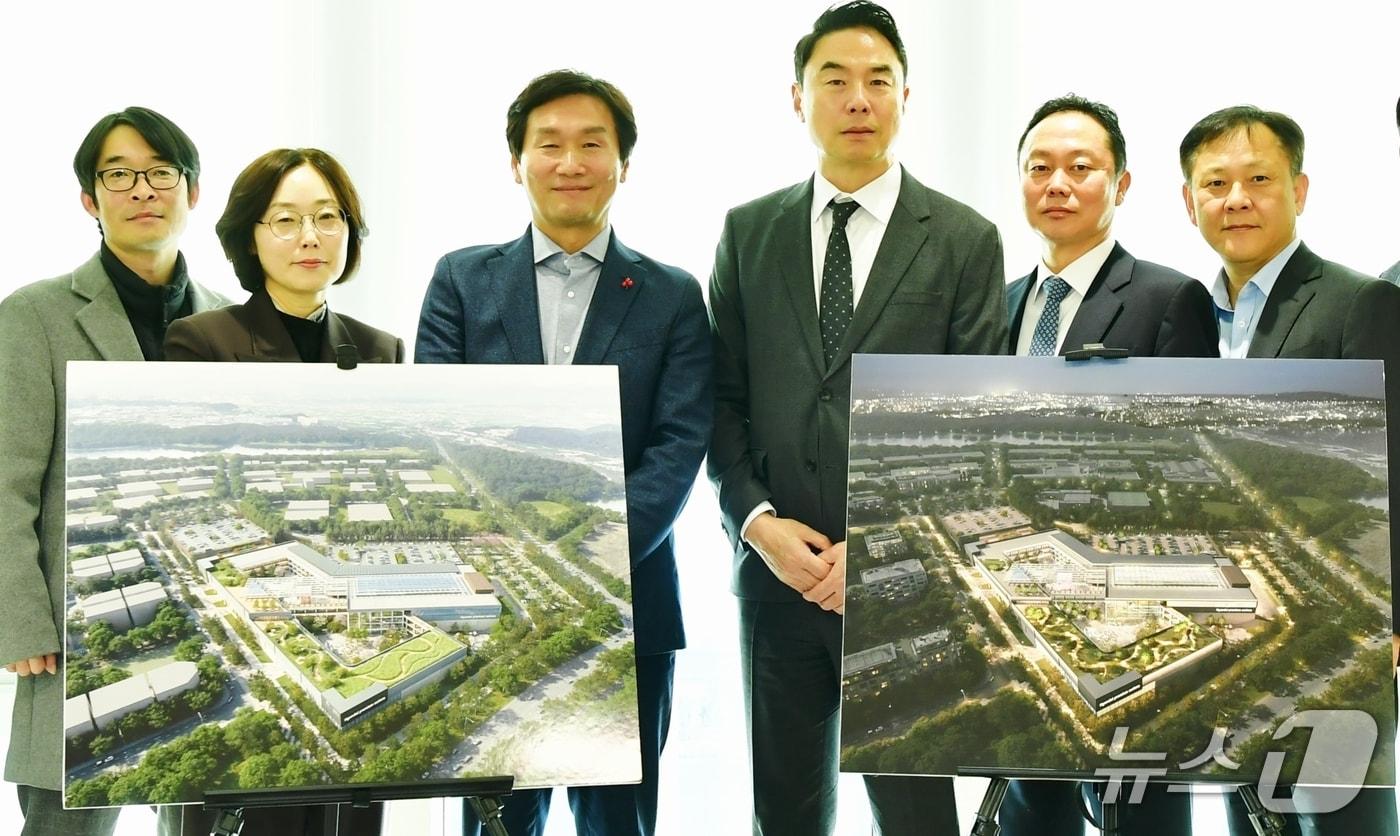 조현일 경산시장이 지난 22일 현대백화점 본사에서 정지영 현대백화점 사장이 공개한 경산 현대프리미엄 아웃렛 조감도를 배경으로 사진을 찍고 있다. (경산시 제공. 재판매 및 DB금지)/뉴스1