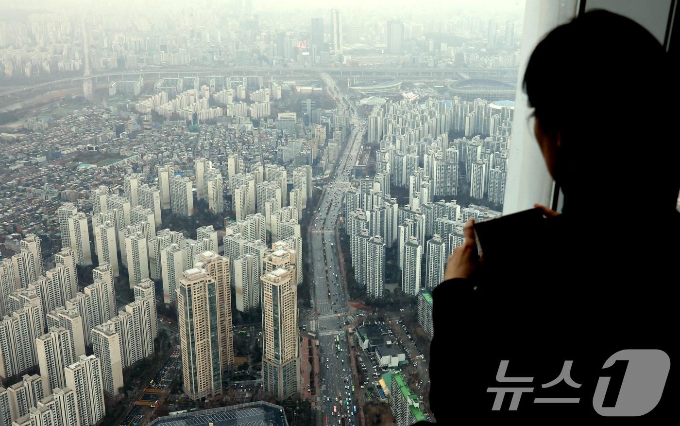 본문 이미지 - 서울 송파구 롯데월드타워 서울스카이에서 바라본 아파트 단지 모습. /뉴스1 ⓒ News1 장수영 기자