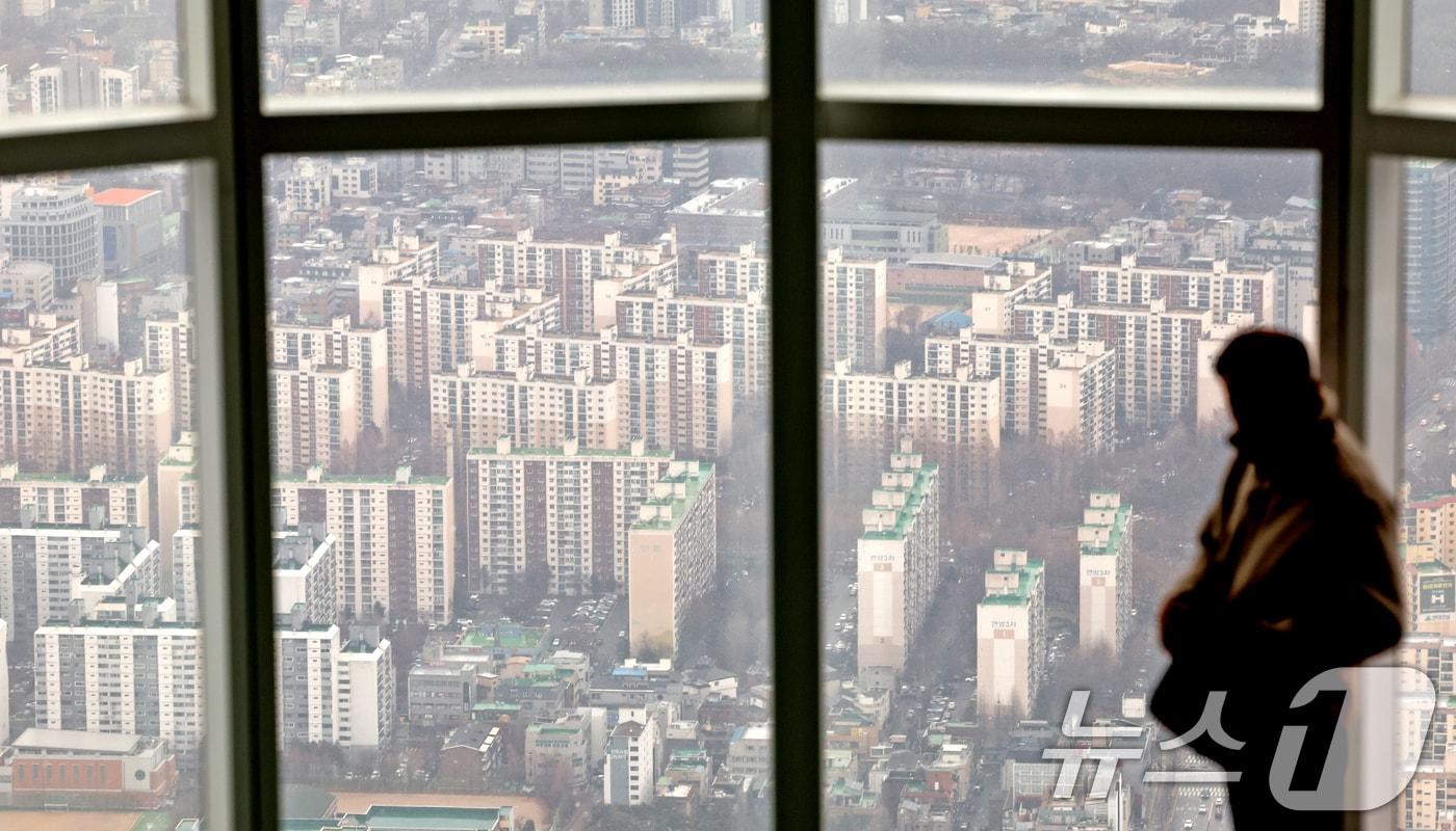 서울 송파구 롯데월드타워 서울스카이에서 아파트 단지가 보이고 있다. 2025.12.23/뉴스1 ⓒ News1 장수영 기자