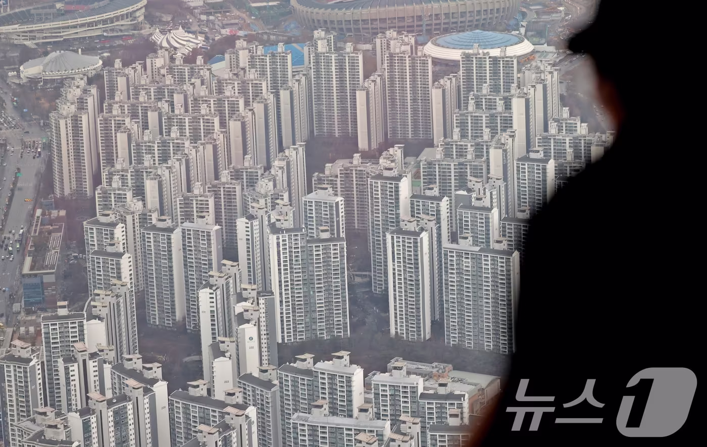 서울 송파구 롯데월드타워 서울스카이에서 아파트 단지가 보이고 있다. (자료사진) /뉴스1 ⓒ News1 장수영 기자