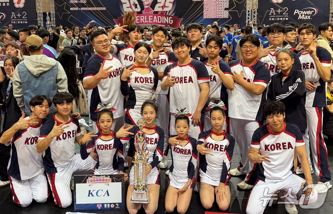 구미대 천무응원단 주축 치어리딩 국가대표팀이 대만 챔피언십 우승을 차지한 뒤 기념사진을 찍고 있다. (구미대 제공. 재판매 및 DB금지)/뉴스1