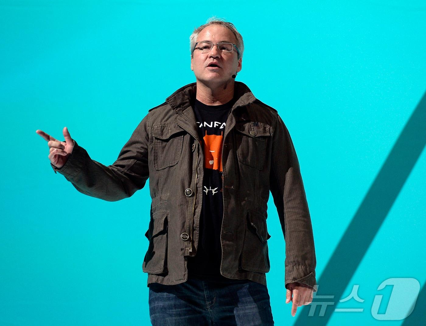 본문 이미지 - 2016년 6월 12일 캘리포니아주 로스앤젤레스에서 열린 기자회견에서 빈스 잠펠라가 비디오 게임 '타이탄폴 2'를 소개하고 있다. 2016.06.12. ⓒ AFP=뉴스1 ⓒ News1 이정환 기자