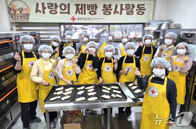 본문 이미지 - 전북교육청 교육협력과 직원들이 23일 대한적십자 전북지사에서 희망나눔 제빵 봉사활동에 참여했다.(전북교육청 제공, 재판매 및 DB 금지)/뉴스1