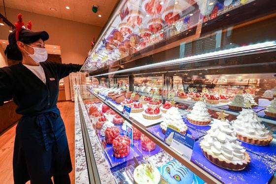 본문 이미지 - 지난해 12월 서울 종로구 파리바게뜨 광화문 1945점에서 직원이 크리스마스 케이크를 정리하고 있다. 2025.12.23/뉴스1 ⓒ News1 이호윤 기자