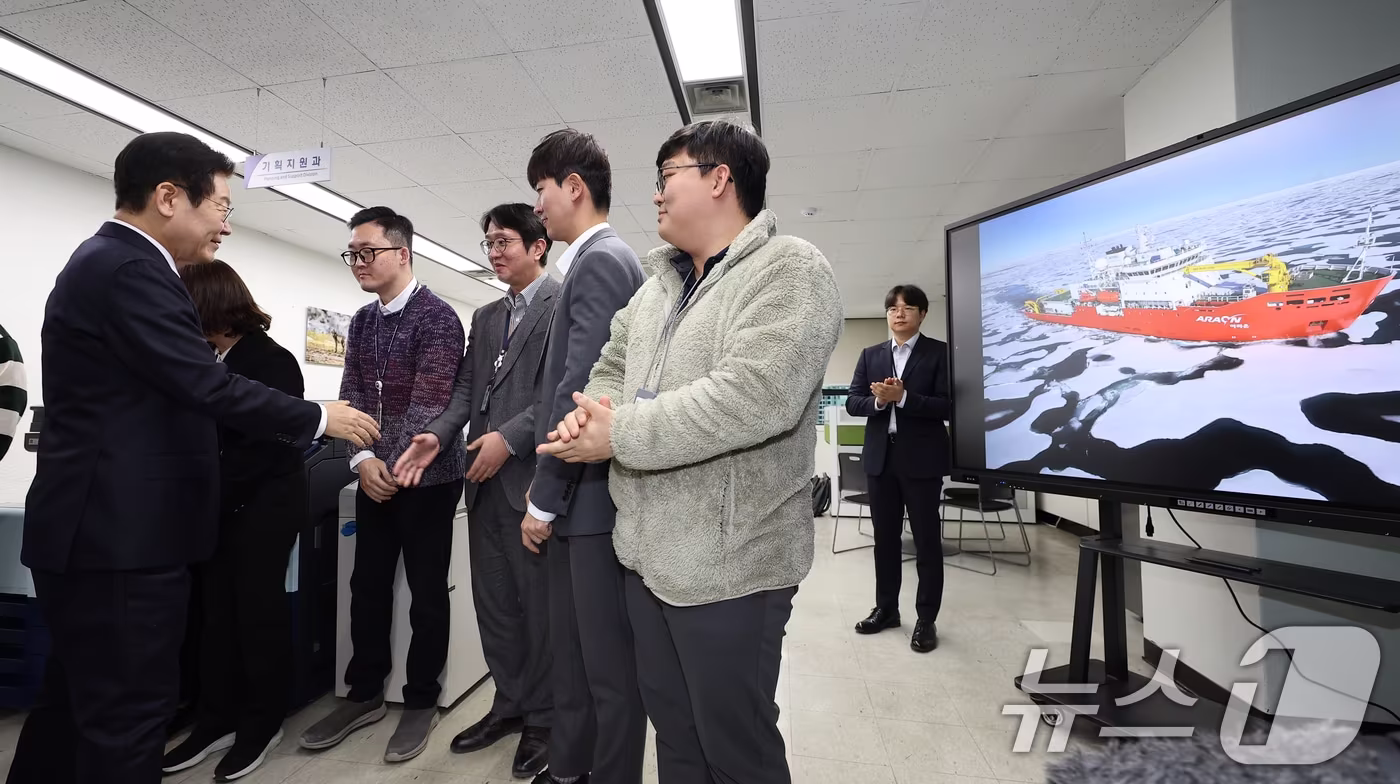 이재명 대통령이 지난 12월23일 개청한 부산 동구 해양수산부에서 북극항로 추진단 직원들을 격려하고 있다. (대통령실통신사진기자단) 2025.12.23/뉴스1 ⓒ News1 이재명 기자