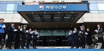 본문 이미지 - 이재명 대통령이 23일 부산 동구 해양수산부 청사에서 열린 개청식에서 제막식을 하고 있다. 오른쪽부터 박은혜 해수부 주무관, 이희숙 원조콩나물비빔밥 사장, 이대규 SK해운 선장, 박형준 부산시장, 김성범 해수부 장관 직무대행, 이재명 대통령, 김민석 총리, 구본민 한국해양대학교 학생, 박혜라 씨드(SEA.D) 대표, 윤경희 에이치라인해운 2등 항해사, 윤병철 해수부 주무관. (대통령실통신사진기자단) 2025.12.23/뉴스1 ⓒ News1 이재명 기자