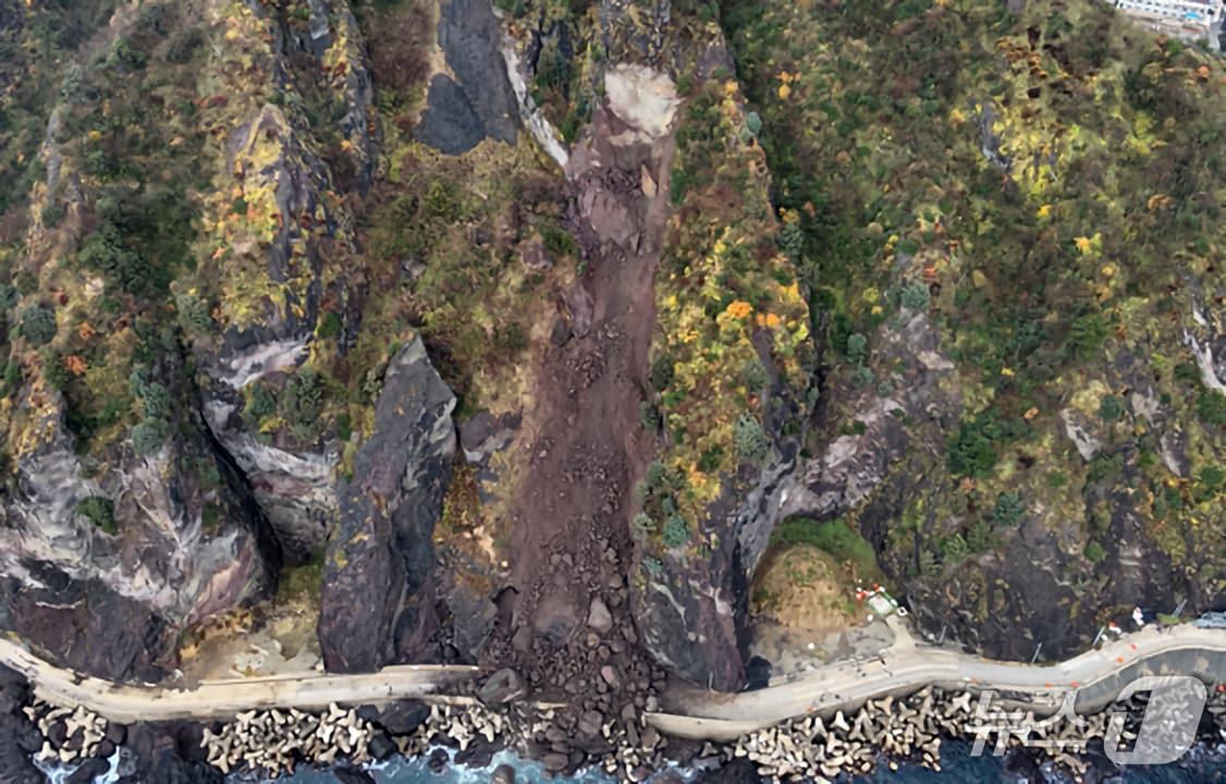 본문 이미지 - 지난 22일 오전 3시쯤 경북 울릉군 울릉읍 엣 통구미 터널 뒷편에서 발생한 낙석으로 송수관로가 파손되는 사고로 통구미 등 일부 지역 약 300여 가구에 비상급수가 진행되고 있다. (울릉군제공, 재판매 및 DB금지) 2025.12.23/뉴스1