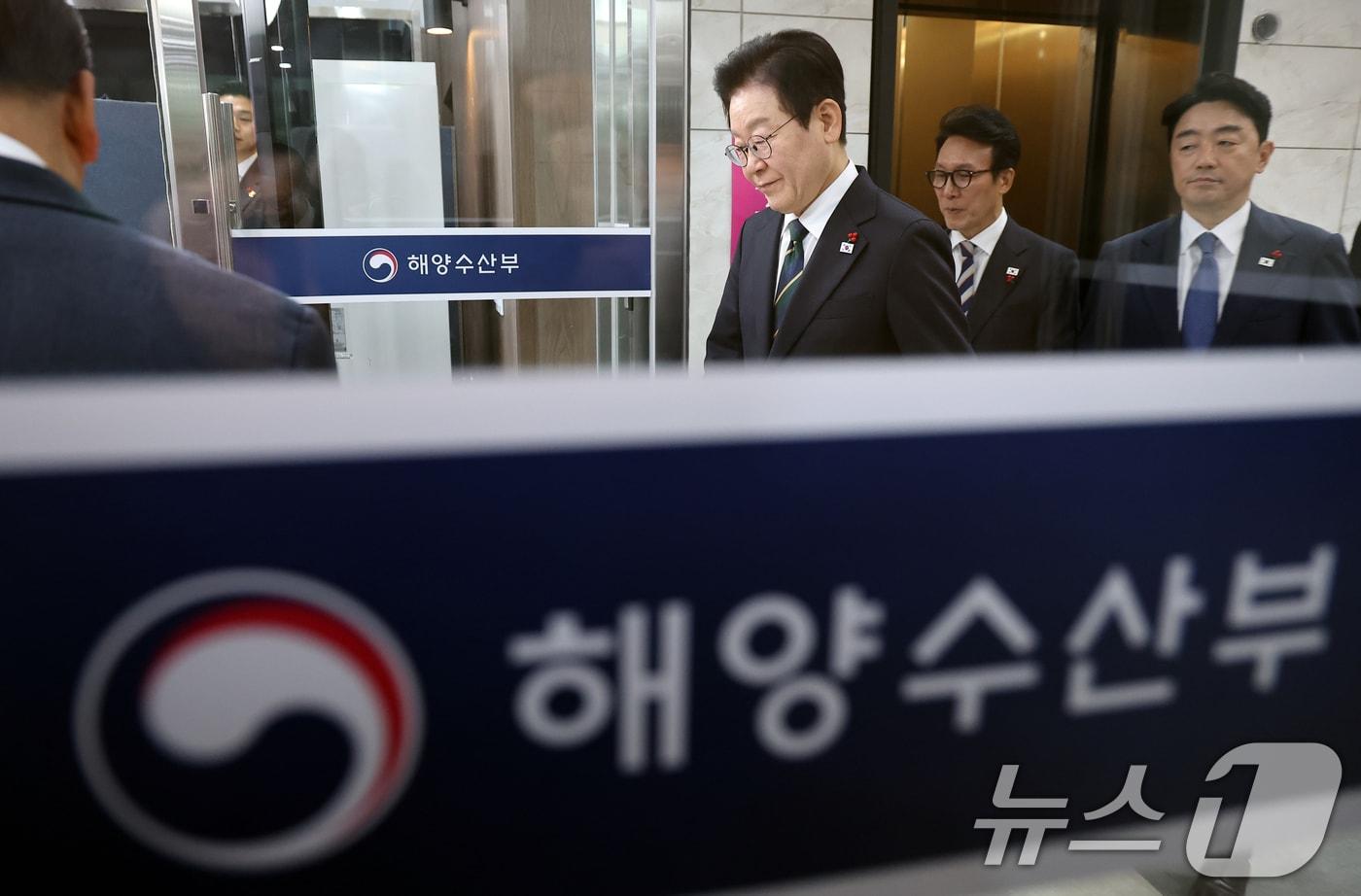 이재명 대통령이 23일 부산 동구 해양수산부 청사에서 열린 해수부 업무보고에 입장하고 있다. (대통령실통신사진기자단) 2025.12.23/뉴스1 ⓒ News1 이재명 기자