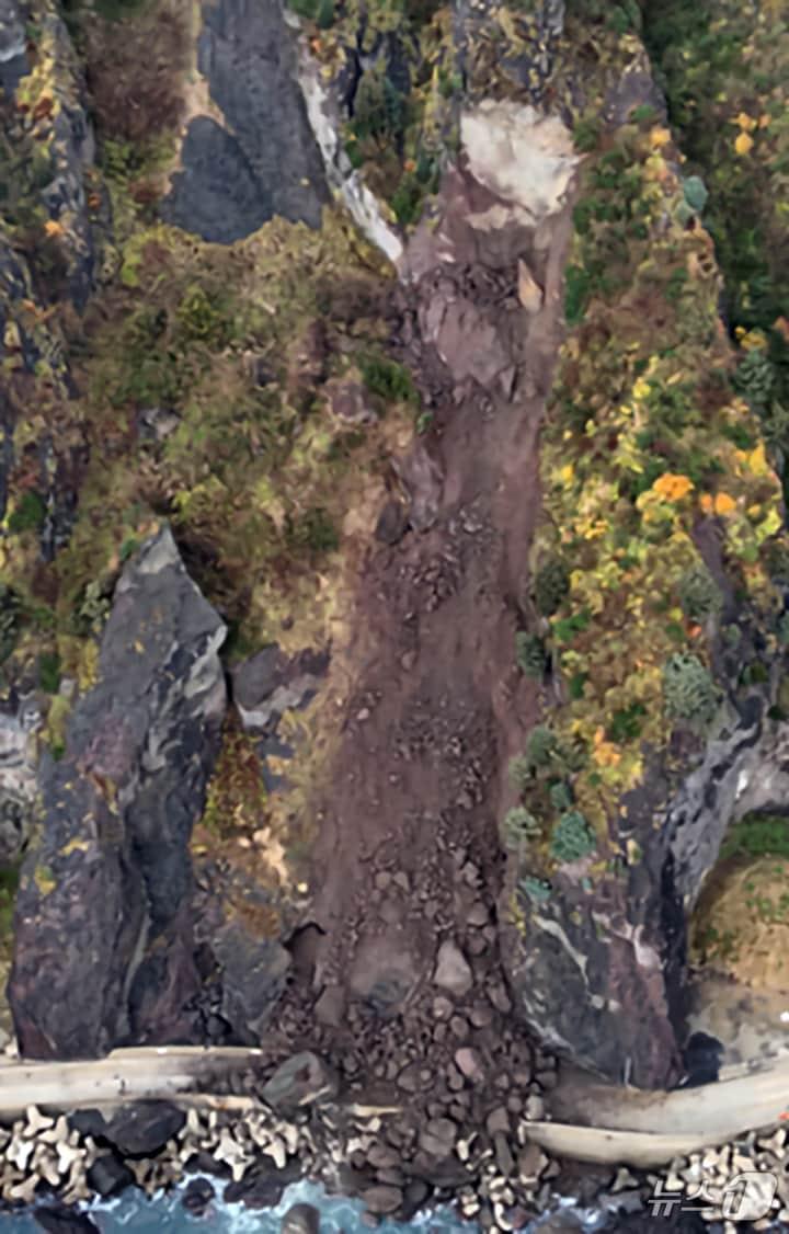 본문 이미지 - 22일 오전 3시쯤 경북 울릉군 울릉읍 엣 통구미터널 인근에서 발생한 낙석으로 송수관로가 파손됐다. 사고로 100여 가구에 수돗물 공급이 중단됐다.(울릉군 제공, 재판매 및 DB금지) 2025.12.23/뉴스1 ⓒ News1 최창호 기자