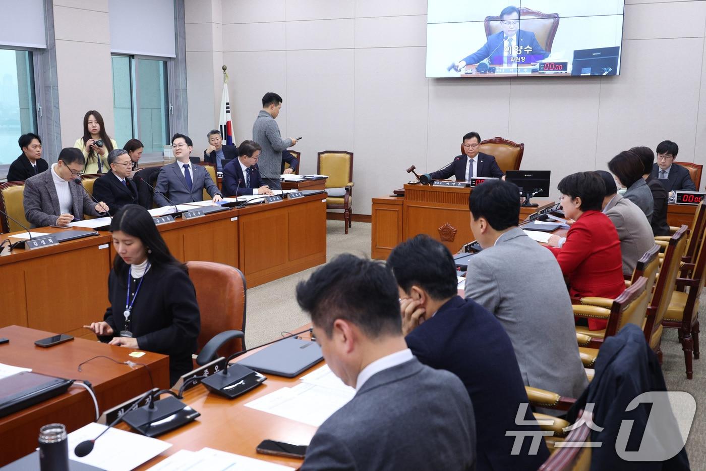 이양수 위원장이 23일 서울 여의도 국회 국토교통위원회에서 열린 12.29 여객기 참사 진상규명을 위한 국정조사특별위원회에서 안건을 의결하고 있다. 2025.12.23/뉴스1 ⓒ News1 신웅수 기자