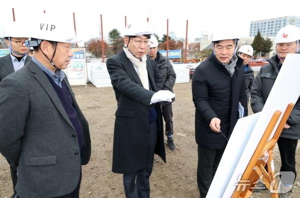 본문 이미지 - 우범기 전주시장(사진 가운데)이 23일 전주컨벤션센터 건립사업 현장을 방문해 가설사무소 설치 과정과 전체 공정의 안전관리 상황을 점검했다.(전주시 제공, 재판매 및 DB 금지)/뉴스1