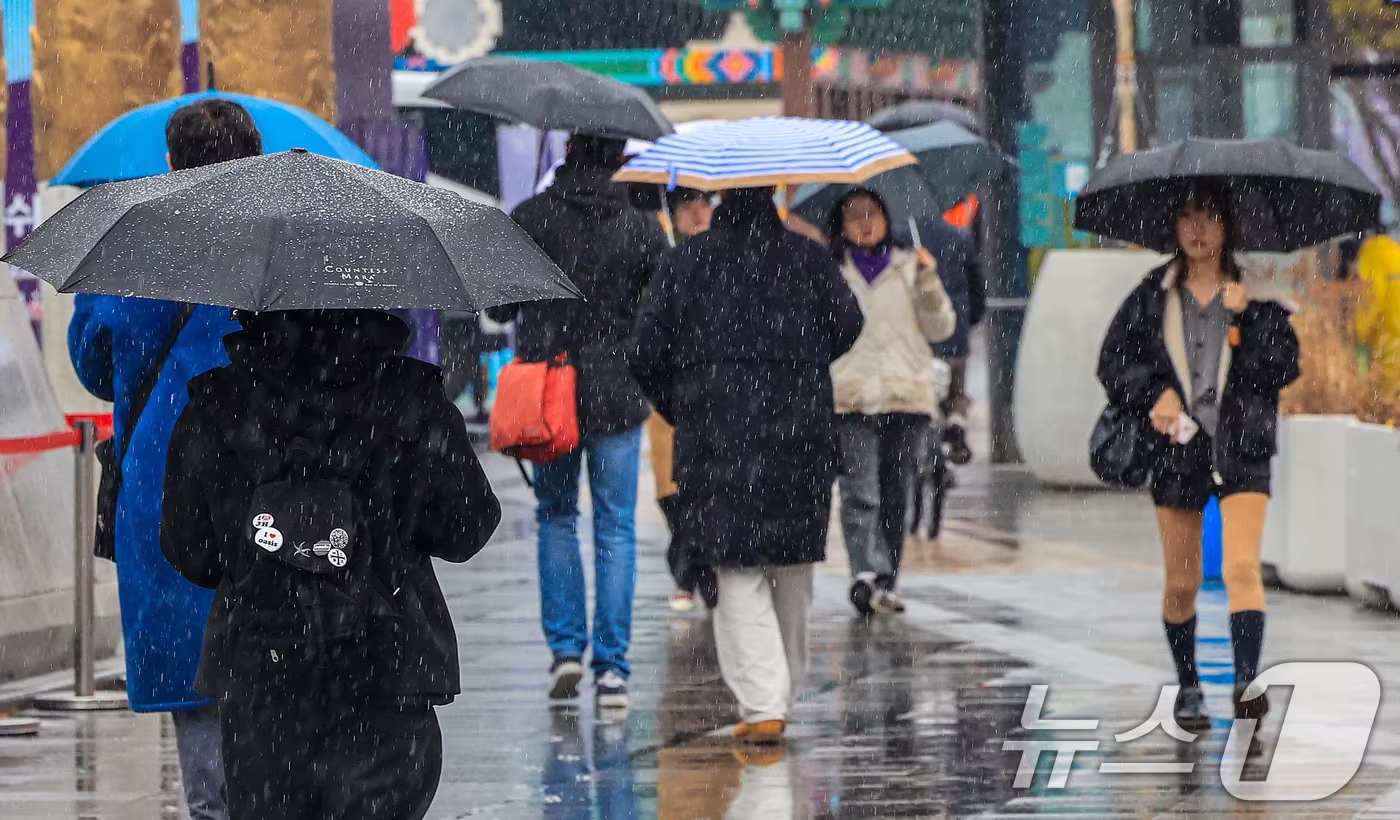 크리스마스 이브를 앞두고 진눈깨비가 내린 23일 서울 종로구 광화문광장에서 시민들이 발걸음을 재촉하고 있다. 2025.12.23/뉴스1 ⓒ News1 이호윤 기자