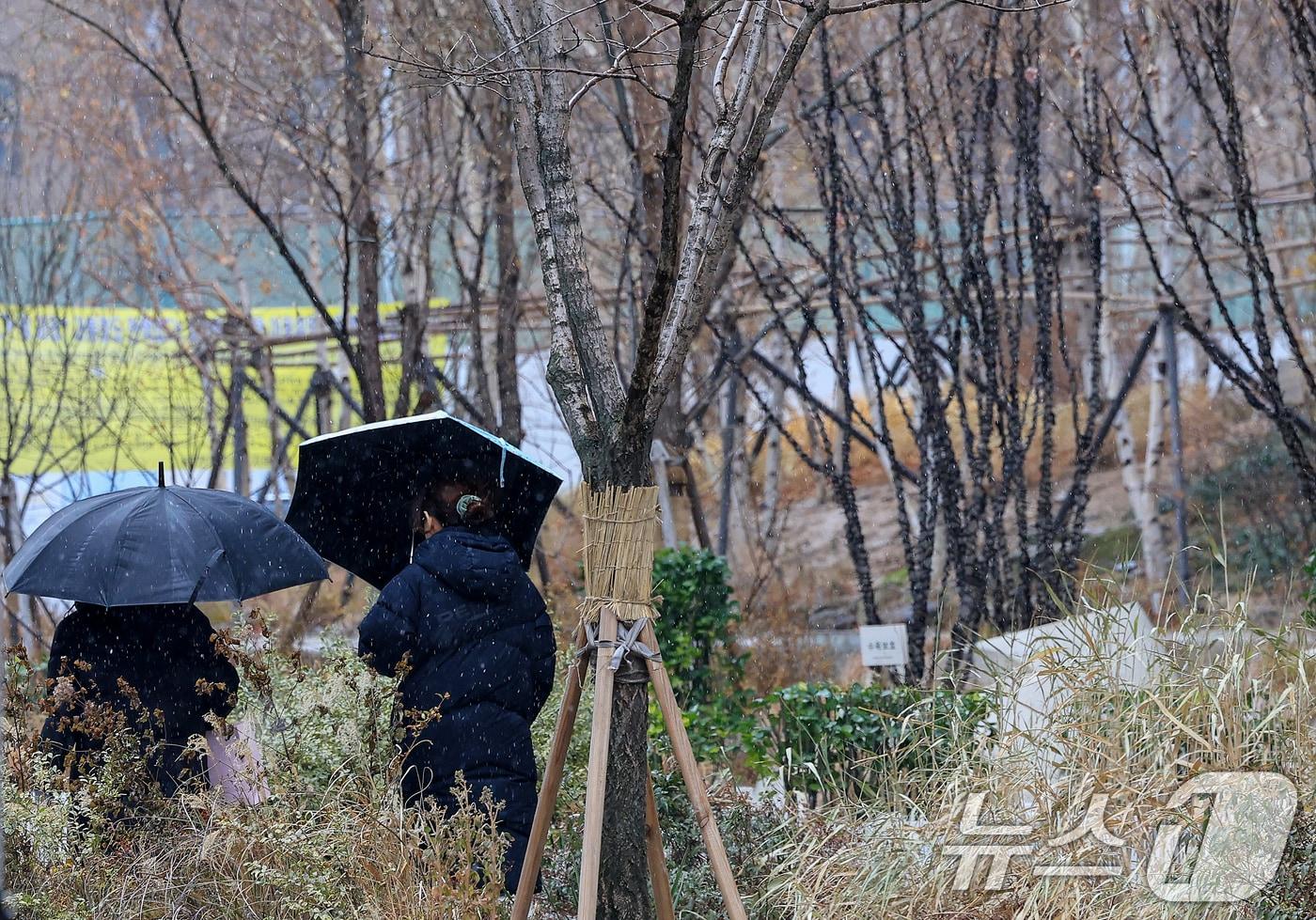 크리스마스 이브를 앞두고 진눈깨비가 내린 23일 서울 종로구 일대에서 시민들이 발걸음을 재촉하고 있다. 2025.12.23/뉴스1 ⓒ News1 이호윤 기자