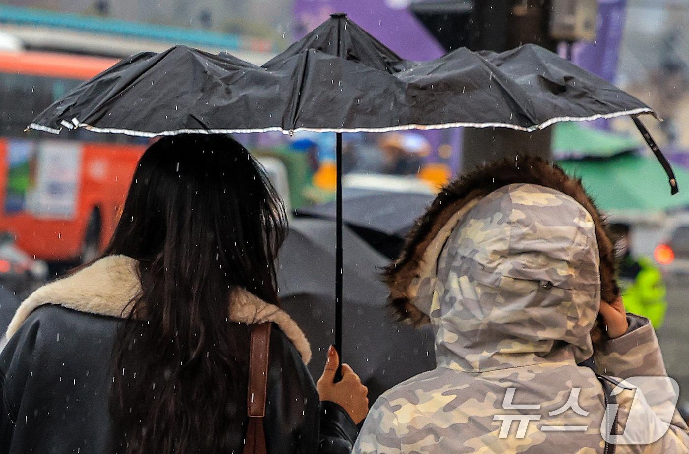  우산을 쓴 시민들이 발걸음을 재촉하고 있다. 2025.12.23/뉴스1 ⓒ News1 이호윤 기자