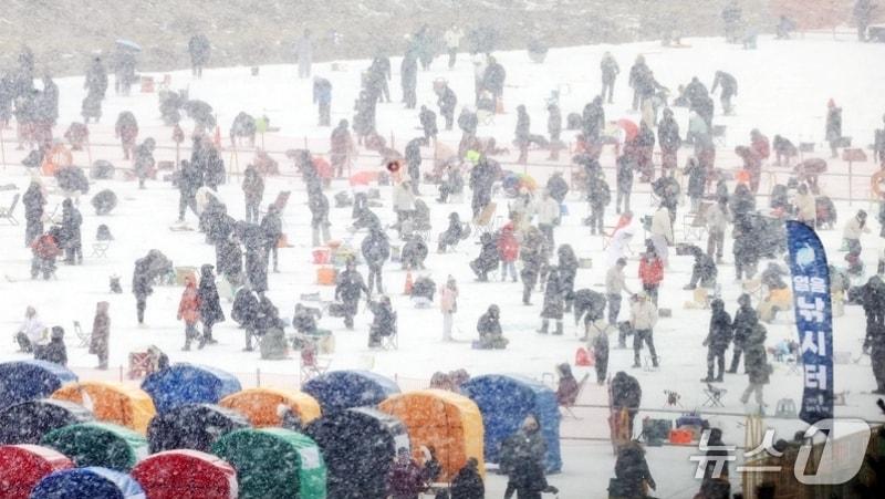 본문 이미지 - 강원 평창송어축제 인파.(평창송어축제 위원회 제공, 재판매 및 DB금지)