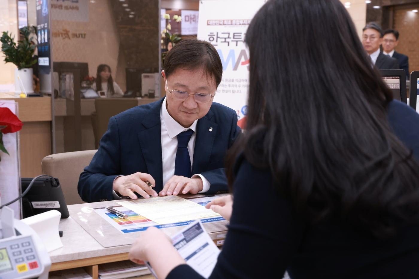 이찬진 금융감독원장, 첫 출시 IMA 가입