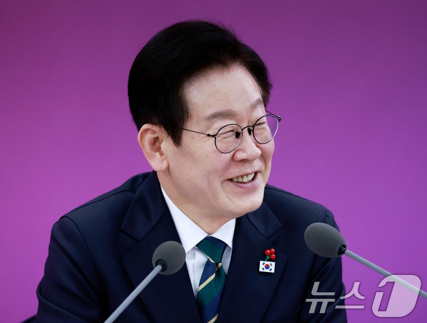 본문 이미지 - 이재명 대통령이 23일 부산 동구 해양수산부 청사에서 열린 해수부(해양경찰청) 업무보고에서 발언하고 있다. (대통령실통신사진기자단) 2025.12.23/뉴스1 ⓒ News1 허경 기자