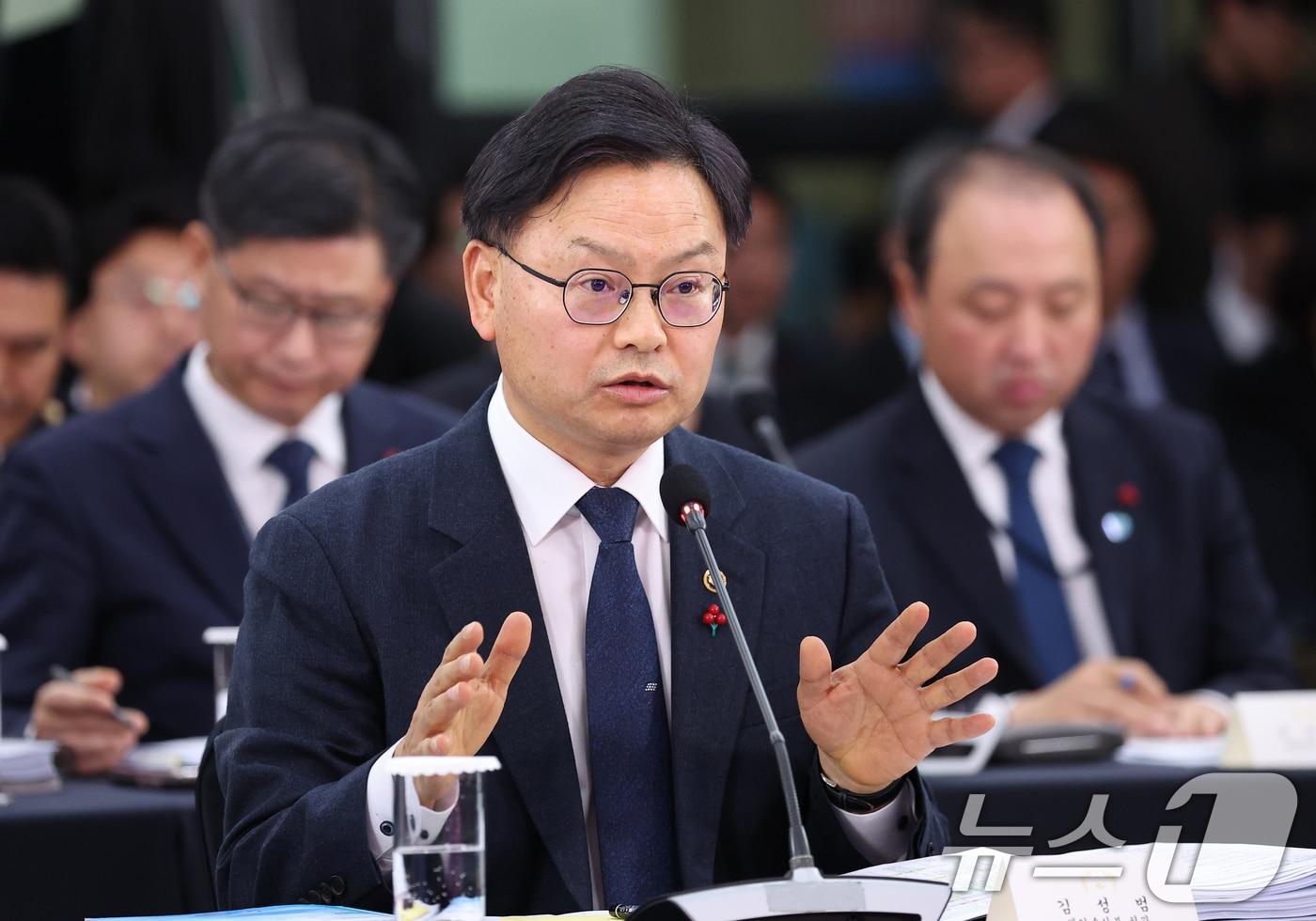 김성범 해양수산부 장관 직무대행이 23일 부산 동구 해양수산부 청사에서 이재명 대통령에게 업무보고를 하고 있다. (대통령실통신사진기자단) 2025.12.23/뉴스1 ⓒ News1 이재명 기자