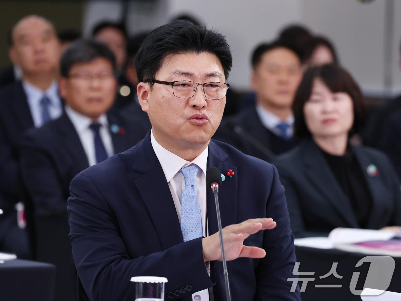본문 이미지 - 남재헌 북극항로 추진본부장이 23일 부산 동구 해양수산부 청사에서 이재명 대통령에게 업무보고를 하고 있다. (대통령실통신사진기자단) 2025.12.23 ⓒ 뉴스1 이재명 기자