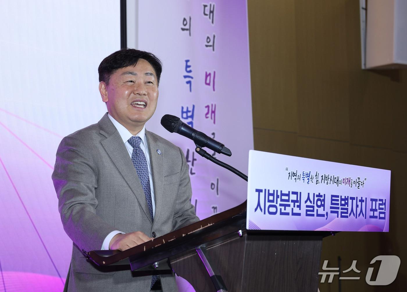 본문 이미지 - 23일  세종시 코트야드 바이 메리어트 세종 호텔에서 '대한민국특별자치시도 행정협의회 하반기 정기회의 및 특별자치 포럼'이 열린 가운데 김관영 전북지사가 인사말을 하고 있다.(전북도 제공. 재판매 및 DB금지)/뉴스1