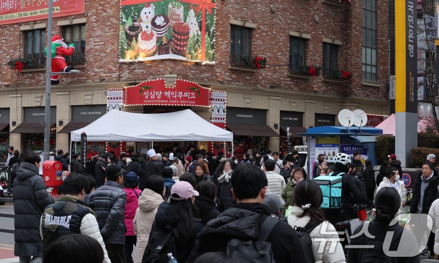 본문 이미지 - 크리스마스를 이틀 앞두고 딸기시루가 출시된 23일 대전 중구 성심당 일대에 빵을 사려는 고객들이 차례를 기다리고 있다. 2025.12.23/뉴스1 ⓒ News1 김기태 기자