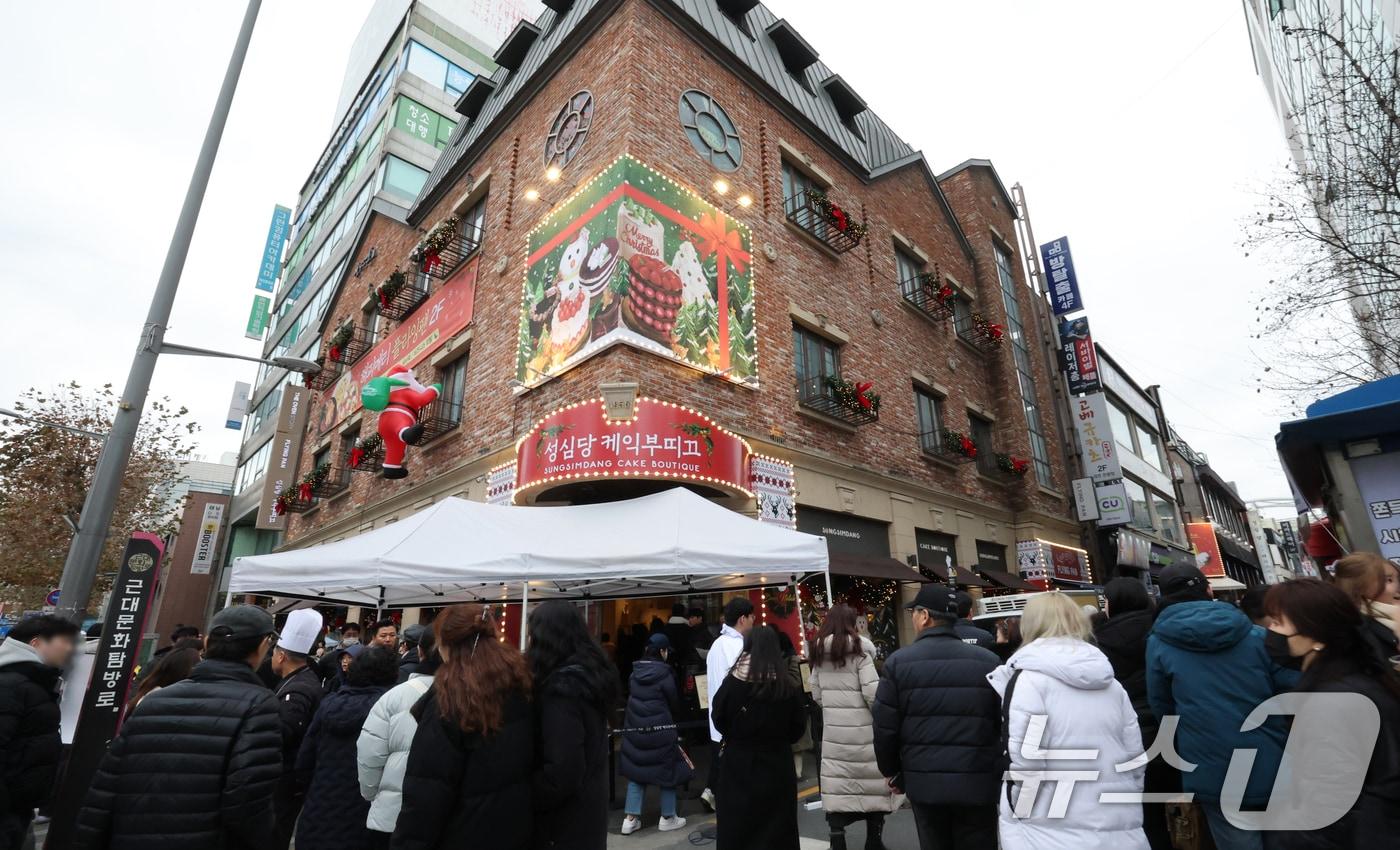 크리스마스를 이틀 앞두고 딸기시루가 출시된 23일 대전 중구 성심당 일대에 빵을 사려는 고객들이 차례를 기다리고 있다. 2025.12.23/뉴스1 ⓒ News1 김기태 기자