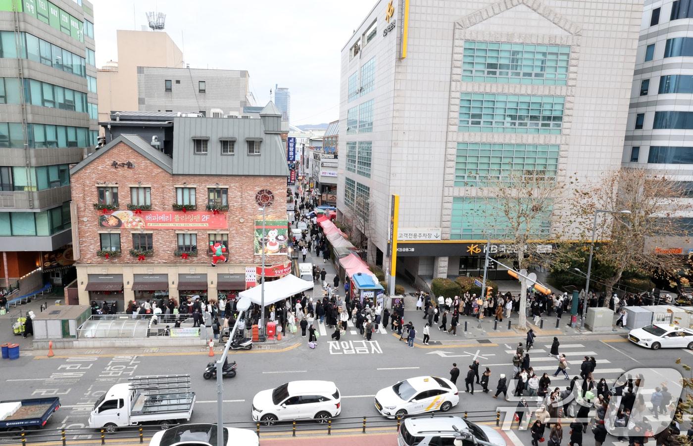 본문 이미지 - 크리스마스를 이틀 앞두고 딸기시루가 출시된 23일 대전 중구 성심당 일대에 빵을 사려는 고객들이 차례를 기다리고 있다. 2025.12.23 ⓒ 뉴스1 김기태 기자
