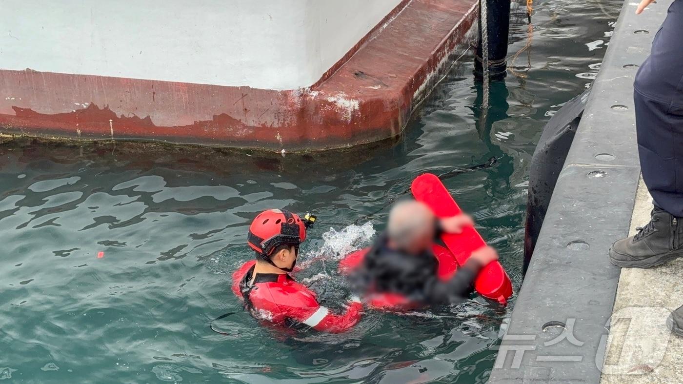 여수해경이 23일 국동항에서 작업중 바다에 추락한 60대 남성을 구조하고 있다. (여수해경 제공. 재판매 및 DB금지) ⓒ News1 김성준 기자