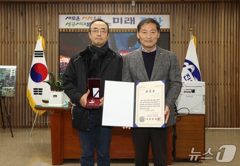 본문 이미지 - 23일 전북 진안군이 6·25전쟁 당시 육군 제5사단 제35연대 소속으로 참전해 공을 세운 고 오재춘 대위 자녀에게 무공훈장을 전수했다.(진안군 제공. 재판매 및 DB 금지)