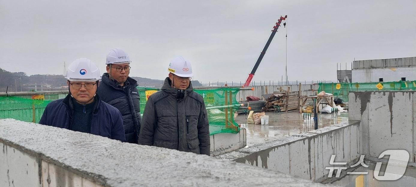 본문 이미지 - 고용노동부 서산출장소장과 관계자는  23일 오후 충남 태안군 남면에 위치한 ‘해양안전드론센터 조성사업 건축공사’ 현장을 찾아 안전관리 실태를 점검하고 있다.(서산출장소 제공. 재판매 및 DB금지)2025.12.23/뉴스1