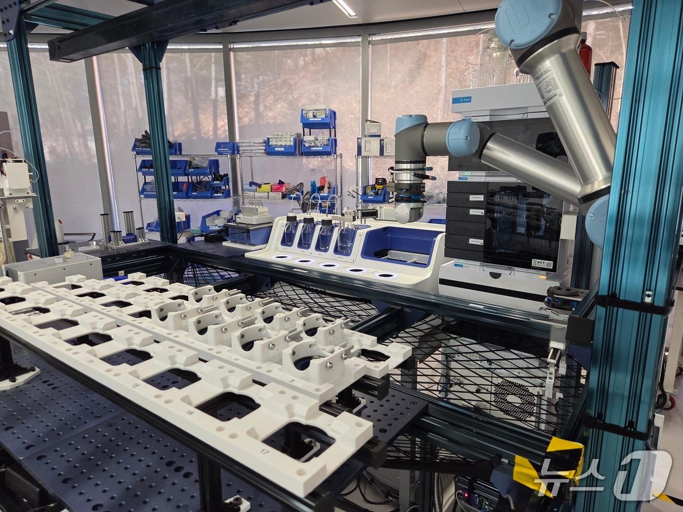 본문 이미지 - 한국제약바이오협회 AI신약연구원이 구축한 '자율실험실'(SDL) 내부 모습./뉴스1 황진중 기자