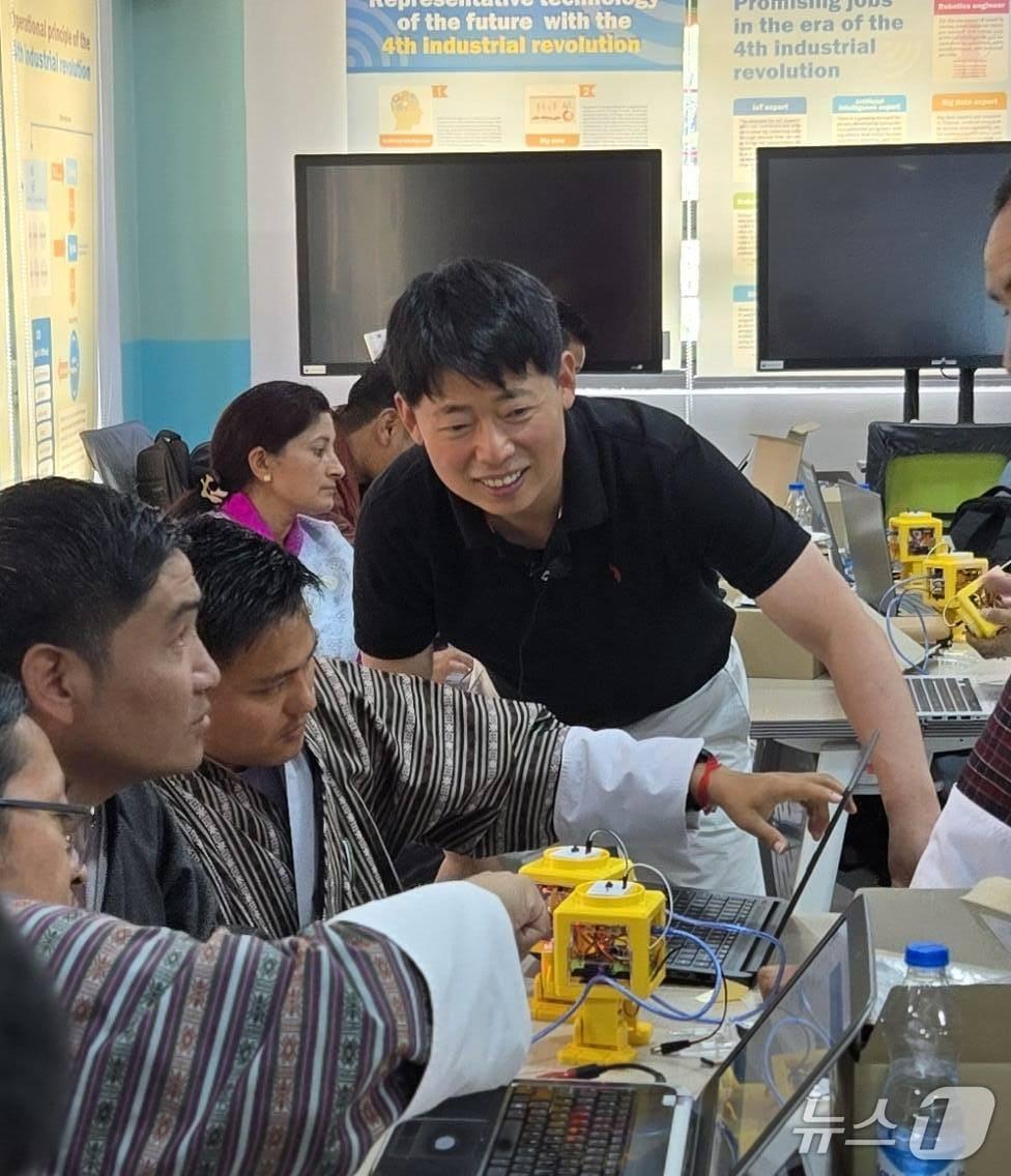 본문 이미지 - 울산 북구 효정고등학교 신승진 교사가 부탄에서 현지 교사와 학생을 대상으로 교육을 하고있다.(울산교육청 제공)