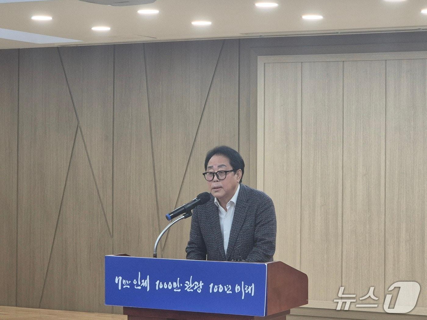 본문 이미지 - 최상기 인제군수가 23일 군청 4층 대회의실에서 내년 6·3 지방선거 군수 출마를 선언하고 있다.(최상기 인제군수 측 제공. 재판매 및 DB금지)/뉴스1