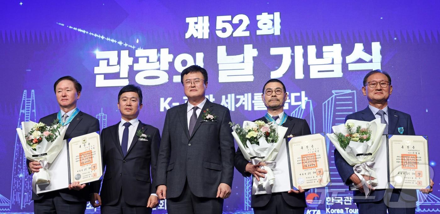 우기홍 대한항공 부회장(왼쪽부터), 이경수 한국관광협회중앙회 회장, 김대현 문화체육관광부 제2차관, 고재경 노랑풍선 회장, 이정호 호반호텔앤리조트 대표이사(문화체육관광부 제공)