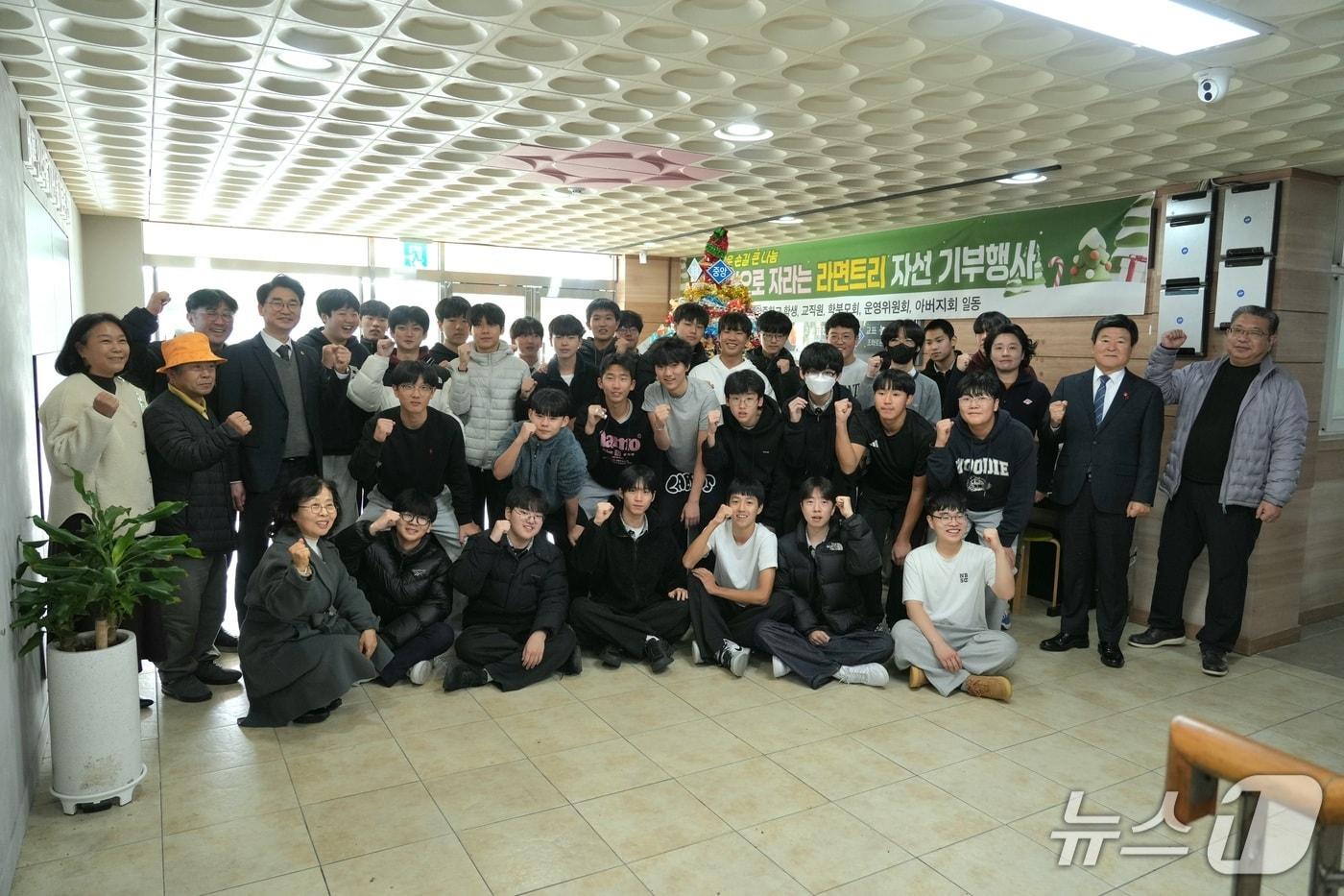   제주중앙중학교는 23일 학교 현관에서 '사랑으로 자라는 라면트리 자선 기부행사'를 열었다.(제주도교육청 제공. 재판매 및 DB 금지)/뉴스1