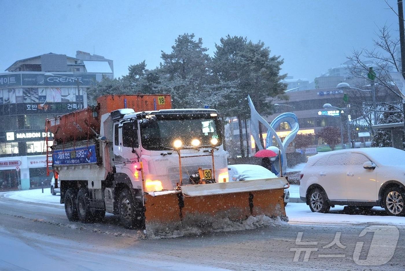 23일 오후 많은 눈이 내리고 있는 강원 춘천 에서 제설 차량이 도로 제설 작업을 진행하고 있다.(춘천시 제공, 재판매 및 DB금지)2025.12.23/뉴스1 ⓒ News1 한귀섭 기자