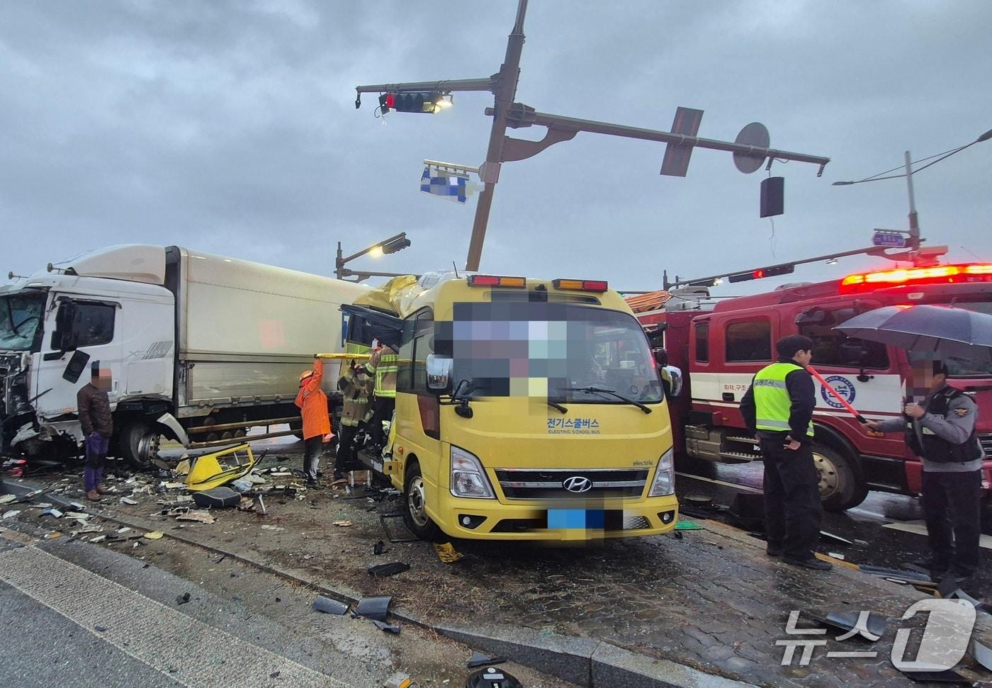 23일 오후 4시 30분께 전북 김제시 공덕면 존걸교차로 인근에서 화물차와 어린이 통학 차량이 충돌하는 사고가 발생했다.(전북소방본부 제공. 재판매 및 DB금지)