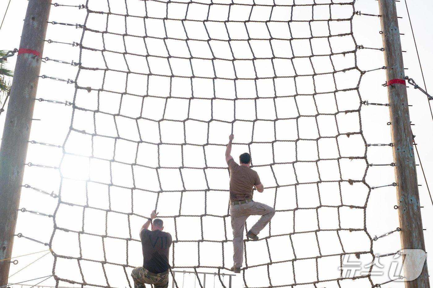 JD 밴스 미국 부통령이 22일(현지시간) 캘리포니아주 코로나도 해군 기지에서 네이비 실과 함께 훈련한 모습을 공개했다. (출처=엑스) 2025.12.22./뉴스1